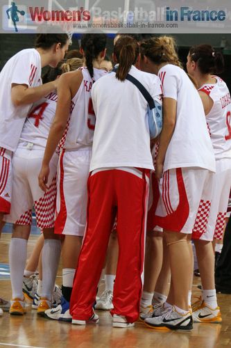 Players from Croatia after beating Latvia © womensbasketball-in-france.com  