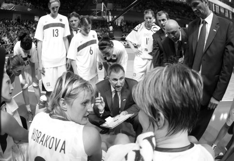  Czech Republic players listening to Luboš Blažek at the 2010 Fiba World Championship for Women © FIBA