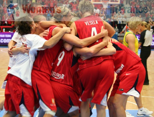  Czech Republic celebrate after knocking Australia at the FIBA World Championships for women © womensbasketball-in-france.com  