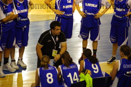 Damir Grgic giving orders to his players © womensbasketball-in-france.com