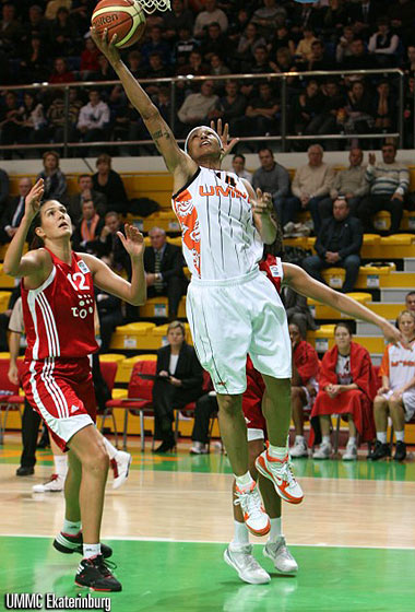 Deanna Nolan laying up in a EuroLeague game of UMMC  © UMMC Ekaterinburg