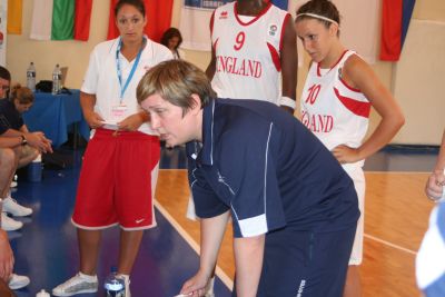  Deirdre Hayes explains new systems © Womensbasketball-in-france.com