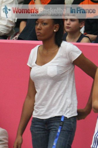 Diandra Tchatchouang watching from the bench at the 2011 Open LFB ©  womensbasketball-in-france.com