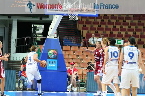  Dimitra Kalentzo on the way for an easy lay-up  © womensbasketball-in-france.com  