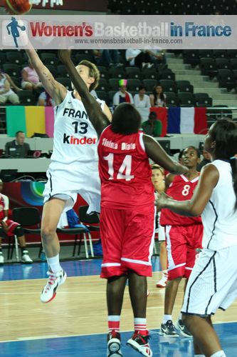 Elodie Godin slashing to the basket 