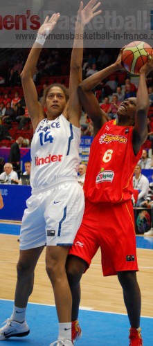  Emméline Ndongue and Sancho Lyttle © womensbasketball-in-france.com  