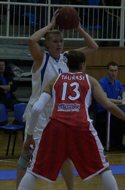 Emöke Füresz faces Diana Taurasi © FIBA Europe
