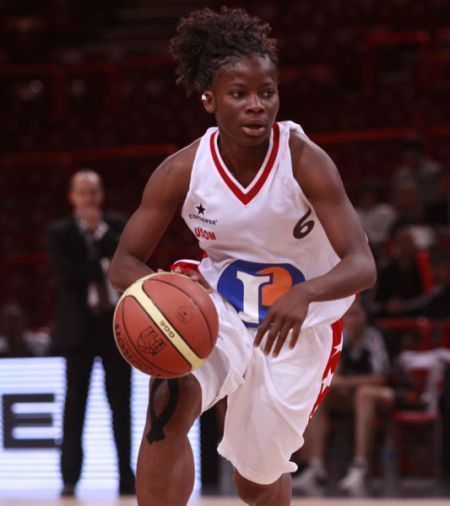 Esther Niamke-Moisan (left) running the point during the Cadette Coupe de France final 2010   © Bellenger/IS/FFBB 