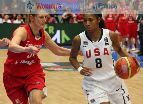 Eva Vitecková and Angel McCoughtry in the final of the  FIBA  World Championship Women  © womensbasketball-in-france.com  