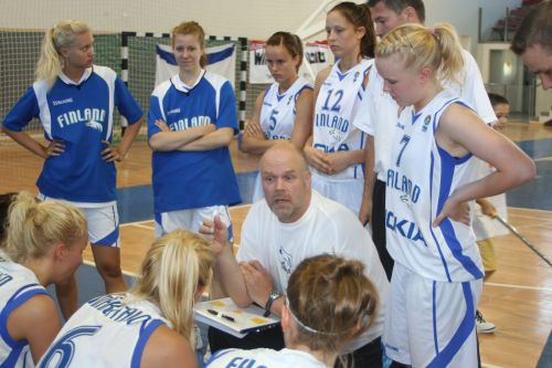  Lars Ekström explaining during time-out © WomensBasketball-in-France