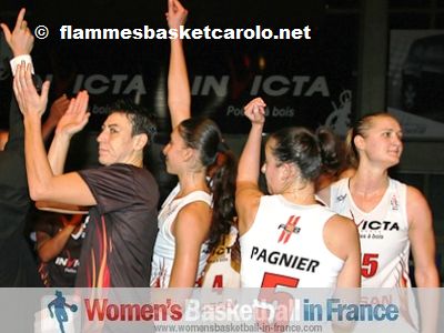  Flammes Carolo Basket Player salute home supporter ©  Flammes Carolo Basket 