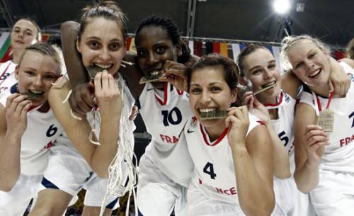  France Celebrate U20 gold medal © Wojciech Fiourski- FIBA Europe
