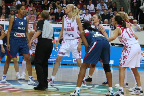 France and Russia playing the final of EuroBasket Women 2009 © Womensbasketball-in-france.com