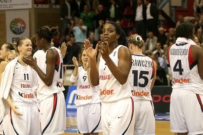 French players acknowledge supporters: 