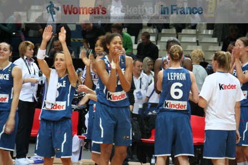  French players say thank you to the supporters  © womensbasketball-in-france.com  