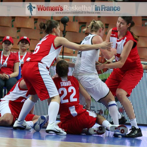  German and Polish players scramble for the ball at EuroBasket 2011© womensbasketball-in-france.com  