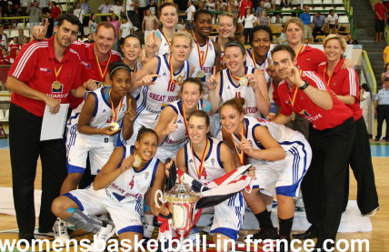 Great Britain celebrate winning the title in 2010 © womensbasketball-in-france.com