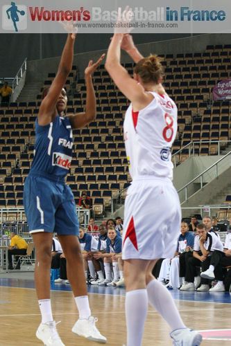 Sandrine Gruda shooting over Ilona Burgrova © womensbasketball-in-france.com  