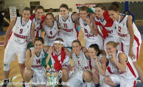  Hungary with the the Gold Medals © WomensBasketball-in-france.com