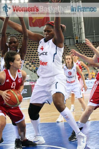 Isabelle Yacoubou-Dehoui cuts off Tugba Palazoglu 