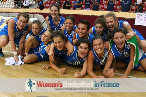  Italy U16 players celebrating in Miskolc after qualifying for 2012 FIBA  Europe U16 European Championship final © womensbasketball-in-france.com  