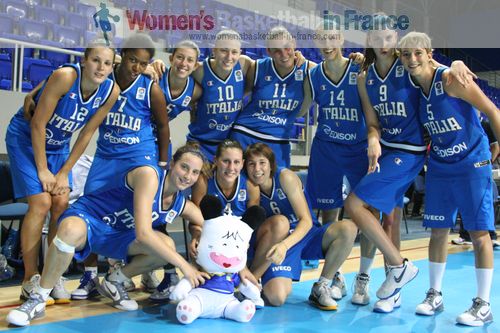 Italy U20 after beating Great Britain  © womensbasketball-in-france.com  