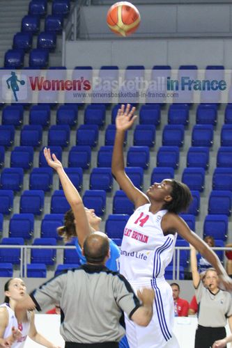 Great Britain against Italy  tip_off © womensbasketball-in-france.com  