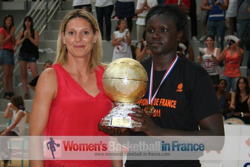 Jeanne Senghor-Sy LF2 final four MVP with Audrey Sauret-Gillespie © womensbasketball-in-france.com