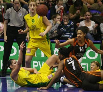 Jelena Milovanovic & Emméline Ndongue ©  Zsombor Tóth - FIBA Europe 