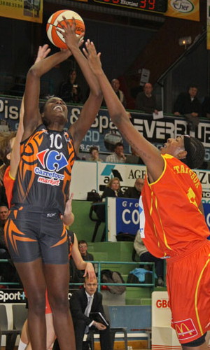  Jennifer Digbeu against Tiffany Stansbury  © Bourges Basket