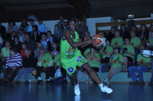 Laëtitia Kamba playing basketball at a high tempo  © Danial Lemonine