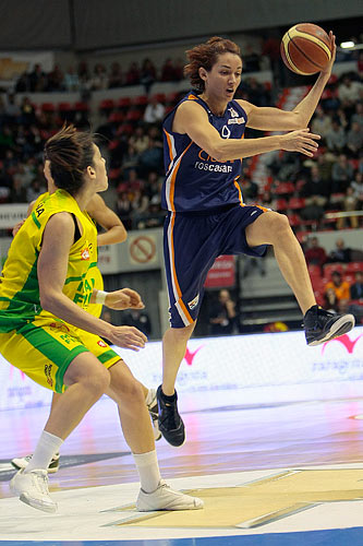 Laia Palau playing in the 2010 Copa de la Reina  © Carlos-Picazas Federación Española de Baloncesto