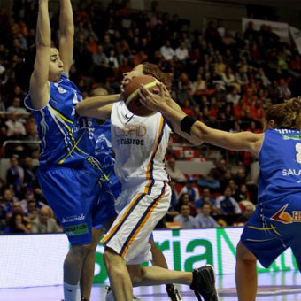 Silvia Domínguez and Laia Palau playing in the 2010 Copa de la Reina  © Carlos-Picazas Federación Española de Baloncesto