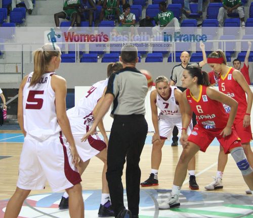  Spain and Latvia U20 tip-off © womensbasketball-in-france.com  