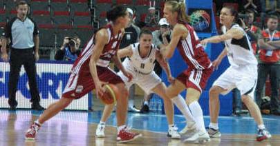EuroBasket Women playing basketball from Latvia and the Slovak Republic c© womensbasketball-in-france.com
