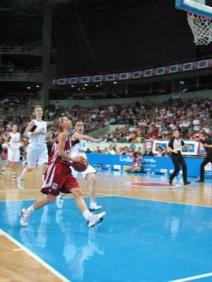 EuroBasket Women playing basketball from Latvia and the Slovak Republic c© womensbasketball-in-france.com