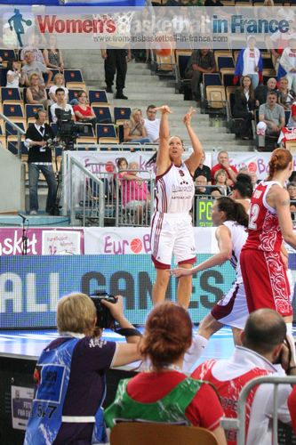 Liene Jansone shooting the three ball