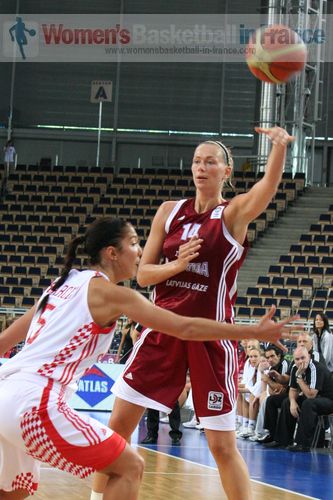 Ieva Kublina passing the ball © womensbasketball-in-france.com  