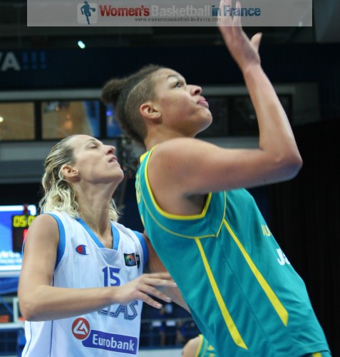  Liz Cambage in front of Eirini Mitropoulou  © womensbasketball-in-france.com  