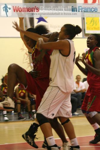 Mali vs. SIG - players under the basket  ©  womensbasketball-in-france.com 