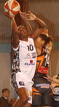 Marie Frédérique Ayissi under the basket  against Bourges Basket  © SO Armentières 