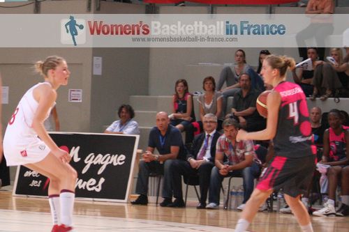 Marion Arfelis facing Jenny Fouasseau © womensbasketball-in-france.com
