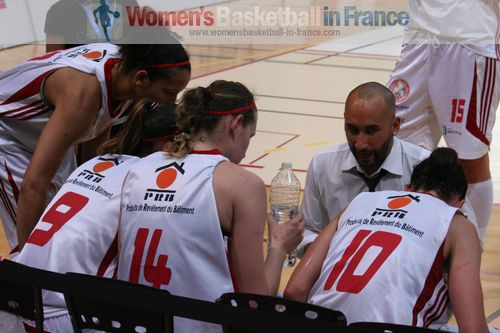 Mathieu Chauvet calls a time-out © womensbasketball-in-france.com   