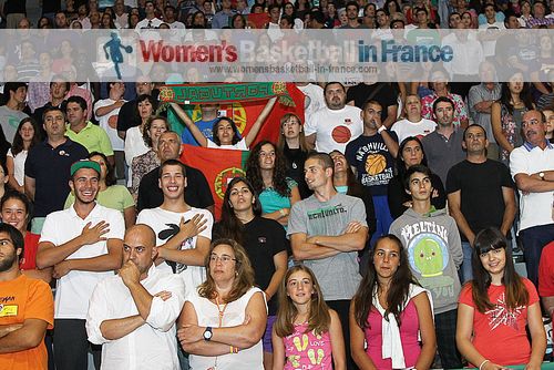 People watching basketball in Matosinhos