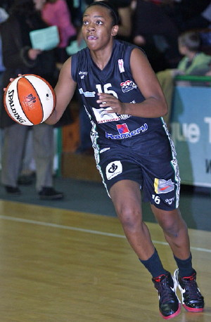 Mia Fisher playing basketball in France ©  Olivier Sarre