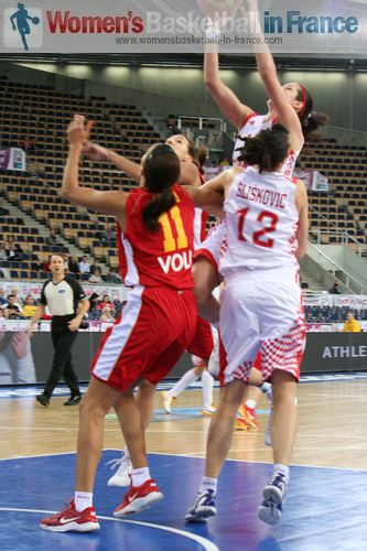 Montenegro/Croatia in the paint at EuroBasket Women 2011 © womensbasketball-in-france.com  