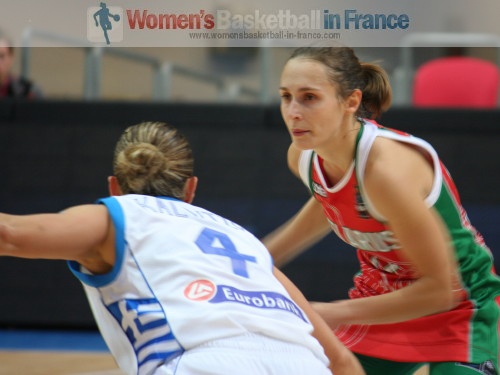  Natallia Marchanka-facing Dimitra Kalentzou © womensbasketball-in-france.com  