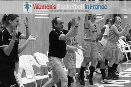  The Netherlands U16 team bench jump for joy © womensbasketball-in-france.com   