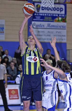 Nevriye Yilmaz hits the  basket against Tarbes © Olivier Sarre