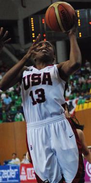 Nneka Ogwumike taking the rebounds against Spain © FIBA